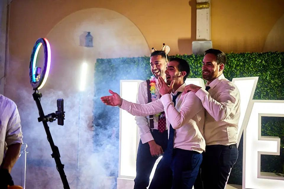 Asistentes disfrutando de una fiesta con iluminación y plataforma de vídeo 360 de Son Eventos