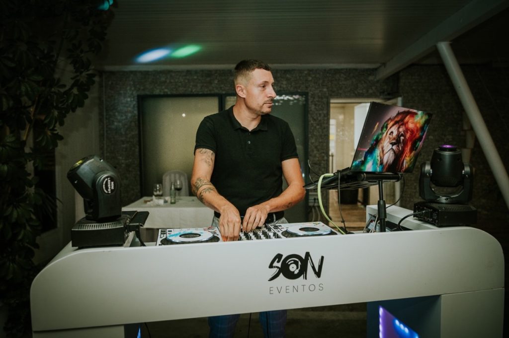 DJ de Son Eventos durante una sesión musical