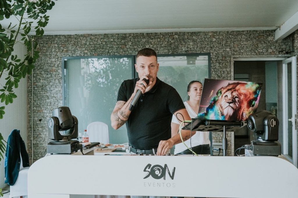 DJ de Son Eventos animando una celebración con micrófono