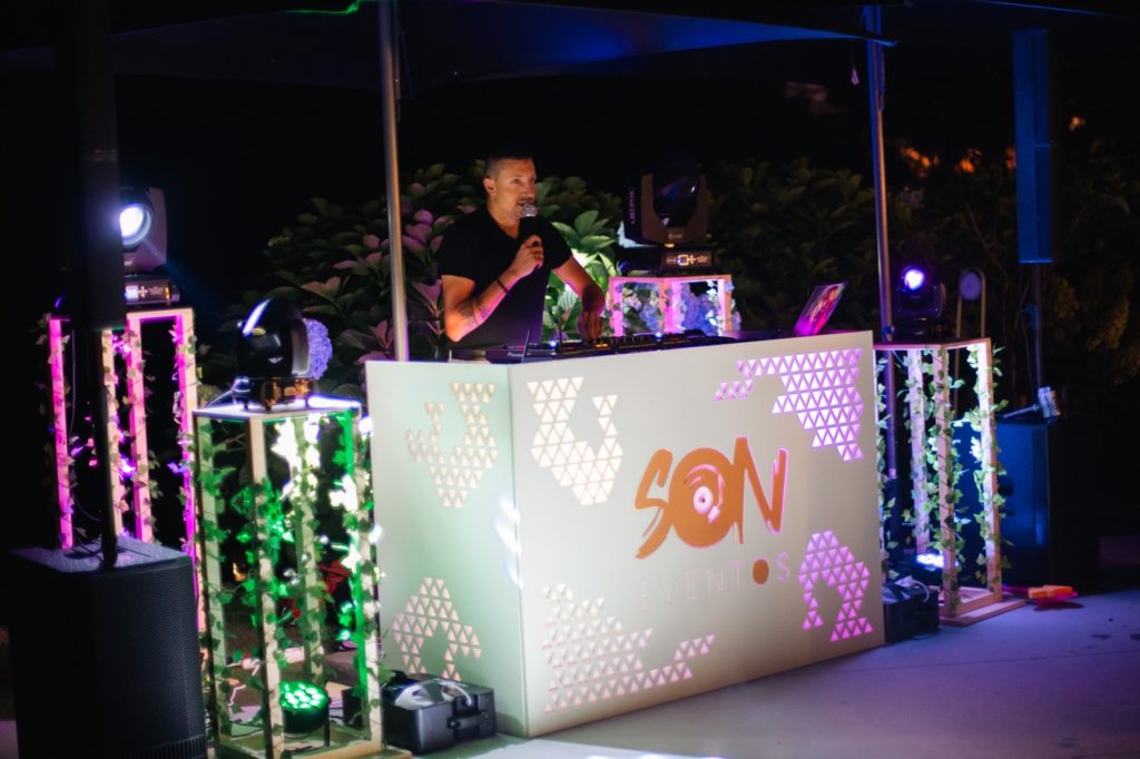 Montaje de DJ con sonido e iluminación para una celebración
