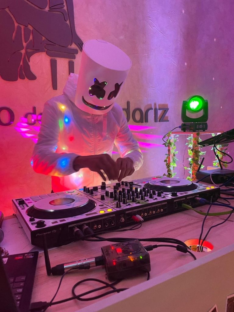 Equipo de DJ e iluminación para eventos